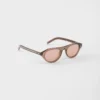 Gafas de sol Prada con la icónica placa metálica Gafas de sol Prada con la icónica placa metálica