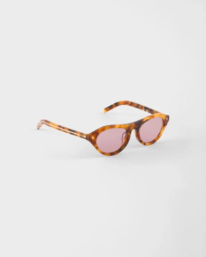 Gafas de sol Prada con la icónica placa metálica Gafas de sol Prada con la icónica placa metálica