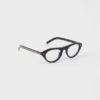 Gafas de sol Prada con la icónica placa metálica