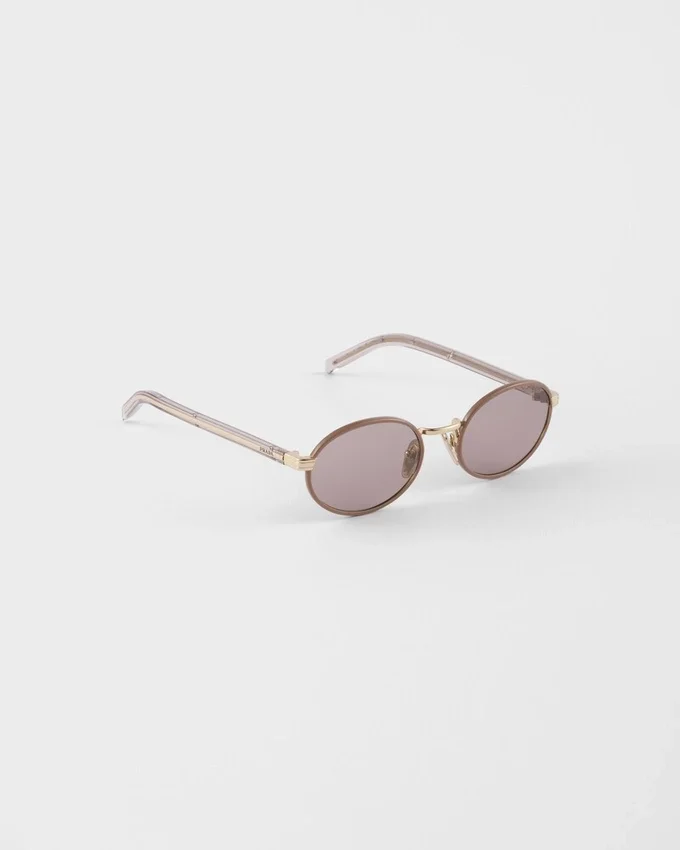 Gafas de sol Prada con la icónica placa metálica Gafas de sol Prada con la icónica placa metálica