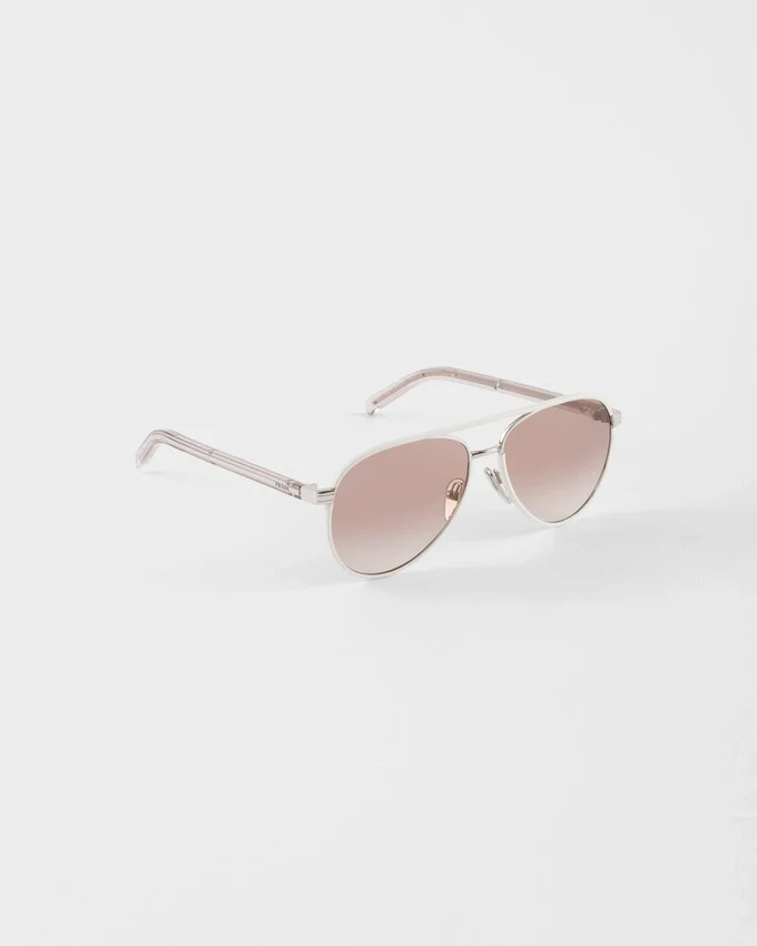 Gafas de sol Prada con la icónica placa metálica Gafas de sol Prada con la icónica placa metálica