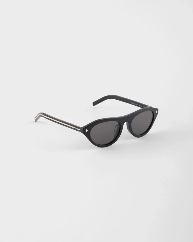 Gafas de sol Prada con la icónica placa metálica Gafas de sol Prada con la icónica placa metálica