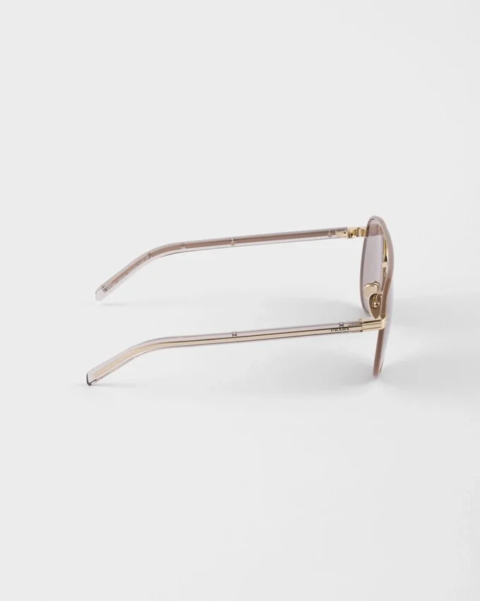 Gafas de sol Prada con la icónica placa metálica Gafas de sol Prada con la icónica placa metálica
