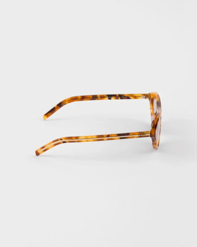 Gafas de sol Prada con la icónica placa metálica Gafas de sol Prada con la icónica placa metálica