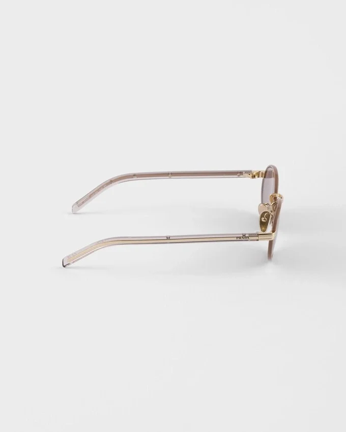 Gafas de sol Prada con la icónica placa metálica Gafas de sol Prada con la icónica placa metálica