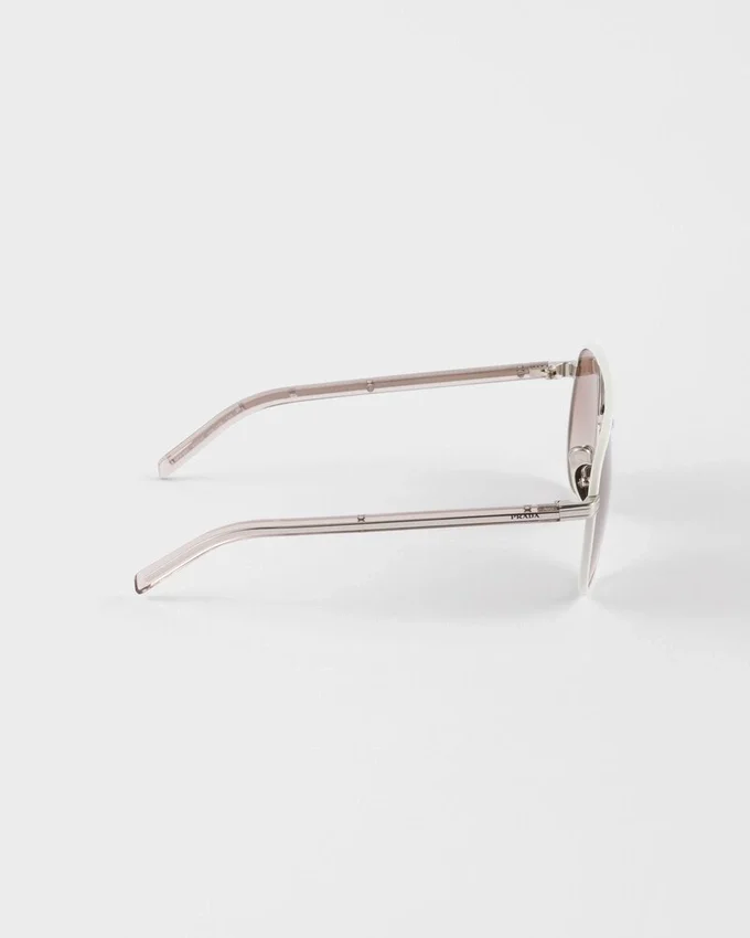 Gafas de sol Prada con la icónica placa metálica Gafas de sol Prada con la icónica placa metálica