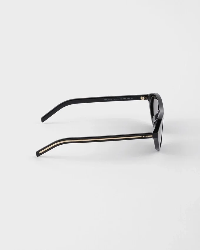 Gafas de sol Prada con la icónica placa metálica Gafas de sol Prada con la icónica placa metálica