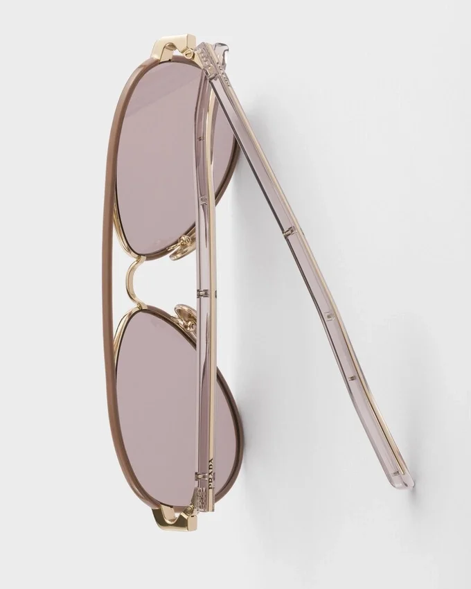 Gafas de sol Prada con la icónica placa metálica Gafas de sol Prada con la icónica placa metálica