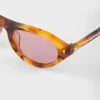 Gafas de sol Prada con la icónica placa metálica Gafas de sol Prada con la icónica placa metálica