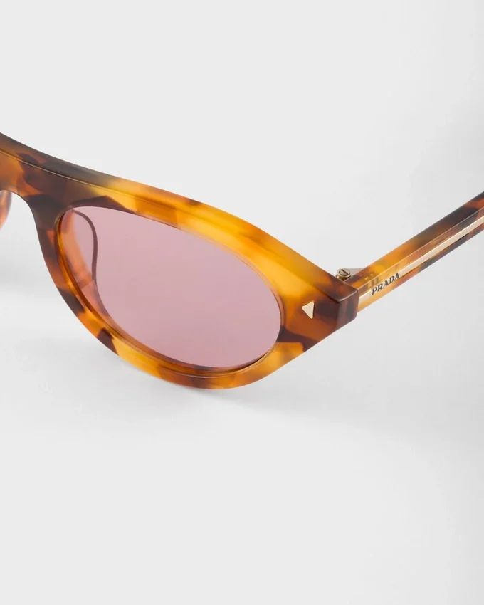 Gafas de sol Prada con la icónica placa metálica Gafas de sol Prada con la icónica placa metálica