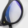 Gafas de sol Prada con la icónica placa metálica