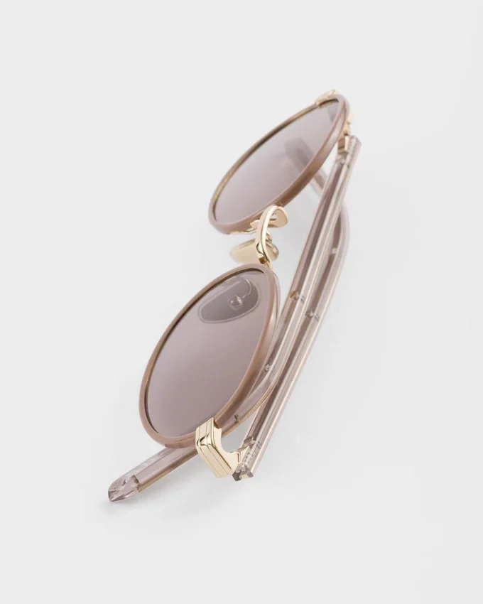 Gafas de sol Prada con la icónica placa metálica Gafas de sol Prada con la icónica placa metálica