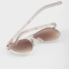 Gafas de sol Prada con la icónica placa metálica Gafas de sol Prada con la icónica placa metálica