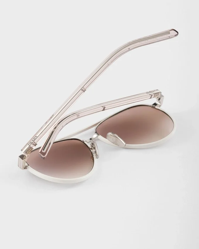 Gafas de sol Prada con la icónica placa metálica Gafas de sol Prada con la icónica placa metálica