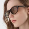 Gafas de sol Prada con la icónica placa metálica Gafas de sol Prada con la icónica placa metálica
