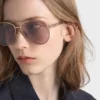 Gafas de sol Prada con la icónica placa metálica Gafas de sol Prada con la icónica placa metálica