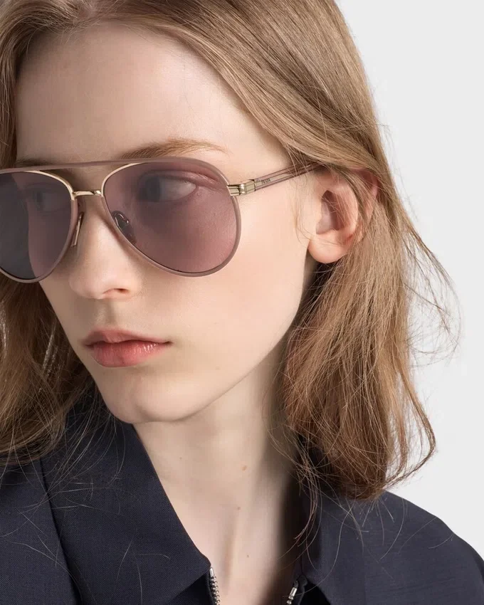 Gafas de sol Prada con la icónica placa metálica Gafas de sol Prada con la icónica placa metálica