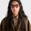 Gafas de sol Prada con la icónica placa metálica Gafas de sol Prada con la icónica placa metálica