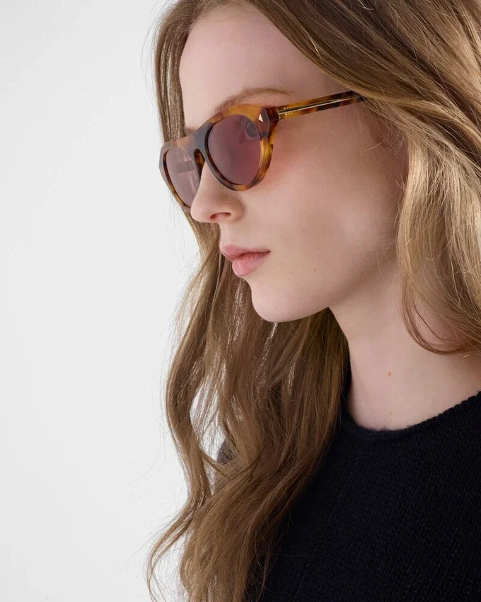 Gafas de sol Prada con la icónica placa metálica Gafas de sol Prada con la icónica placa metálica