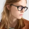 Gafas de sol Prada con la icónica placa metálica