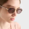Gafas de sol Prada con la icónica placa metálica Gafas de sol Prada con la icónica placa metálica