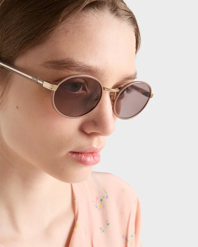 Gafas de sol Prada con la icónica placa metálica Gafas de sol Prada con la icónica placa metálica