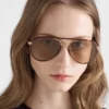 Gafas de sol Prada con la icónica placa metálica Gafas de sol Prada con la icónica placa metálica