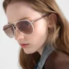 Gafas de sol Prada con la icónica placa metálica Gafas de sol Prada con la icónica placa metálica