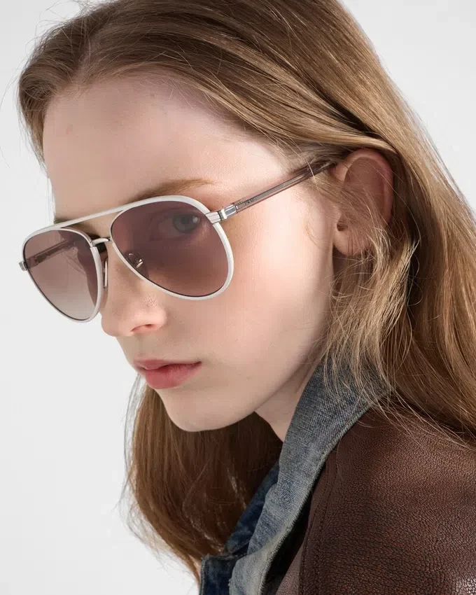 Gafas de sol Prada con la icónica placa metálica Gafas de sol Prada con la icónica placa metálica