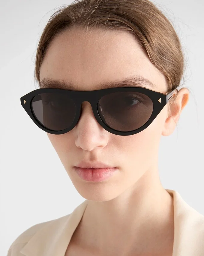 Gafas de sol Prada con la icónica placa metálica Gafas de sol Prada con la icónica placa metálica