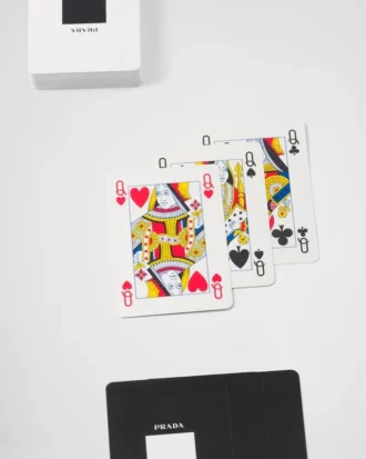 Juego de naipes con tres barajas