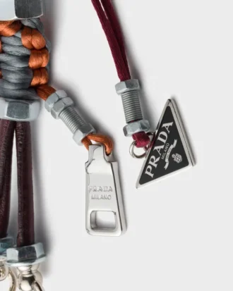 Llavero con colgante de robot de metal