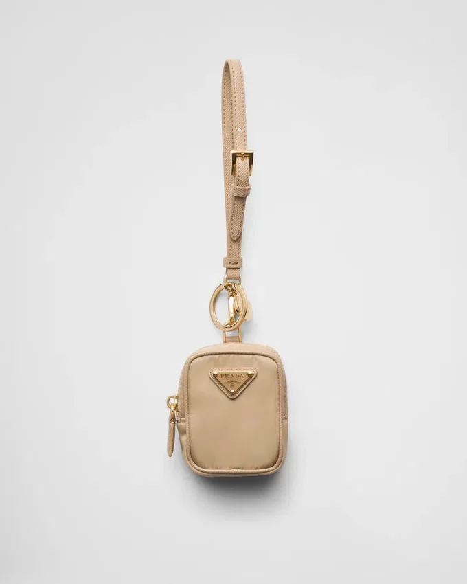 Mini-bolsa Prada Re-Edition 1978 Re-Nylon con llavero Mini-bolsa Prada Re-Edition 1978 Re-Nylon con llavero