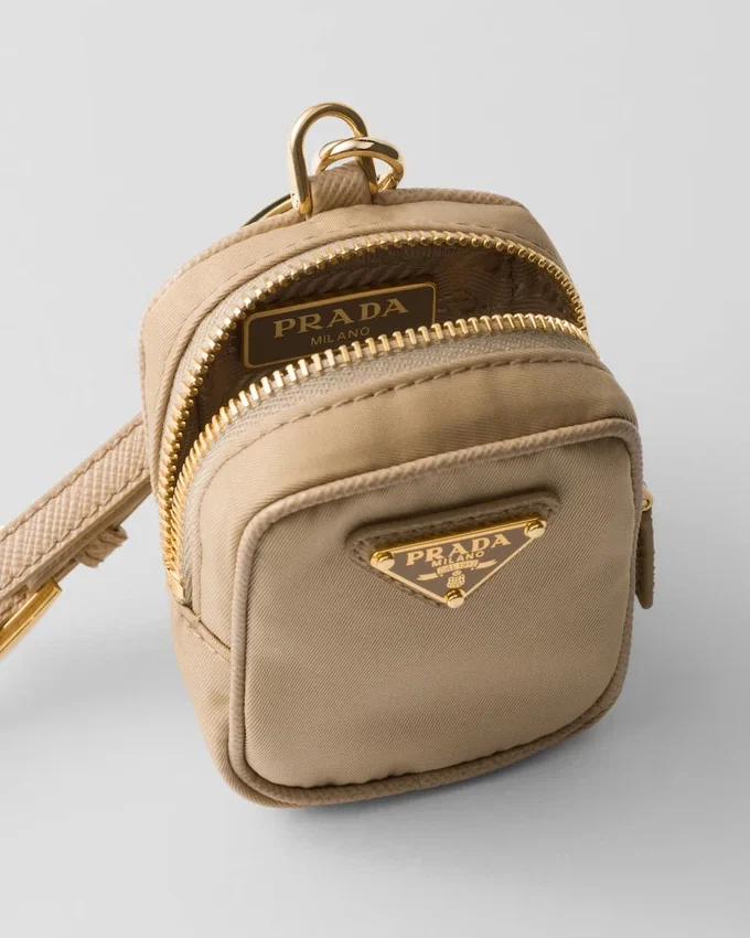Mini-bolsa Prada Re-Edition 1978 Re-Nylon con llavero Mini-bolsa Prada Re-Edition 1978 Re-Nylon con llavero