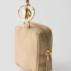 Mini-bolsa Prada Re-Edition 1978 Re-Nylon con llavero Mini-bolsa Prada Re-Edition 1978 Re-Nylon con llavero