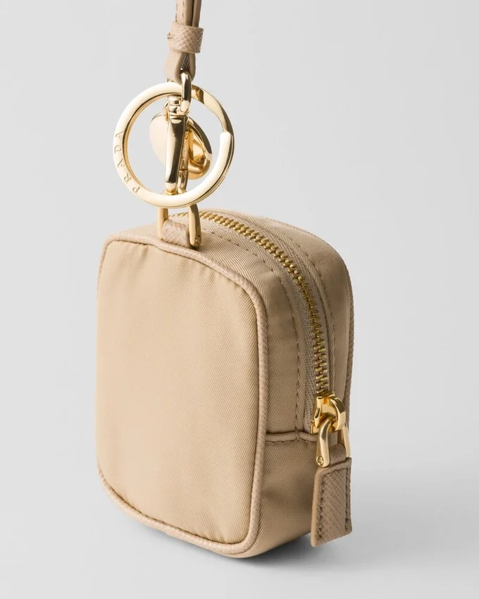 Mini-bolsa Prada Re-Edition 1978 Re-Nylon con llavero Mini-bolsa Prada Re-Edition 1978 Re-Nylon con llavero