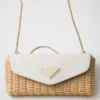 Mini bolso de mimbre y cuero Mini bolso de mimbre y cuero