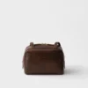 Mini bolso Prada Carry de piel envejecida con asa superior Mini bolso Prada Carry de piel envejecida con asa superior