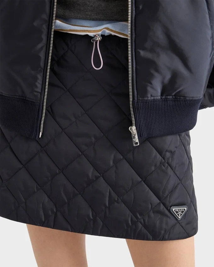 Minifalda ligera de Re-Nylon acolchado Minifalda ligera de Re-Nylon acolchado