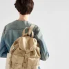 Mochila mediana de Re-Nylon con bolsillo Mochila mediana de Re-Nylon con bolsillo
