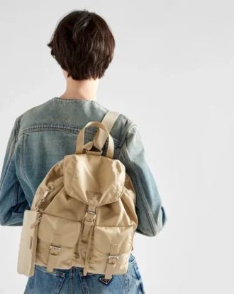Mochila mediana de Re-Nylon con bolsillo