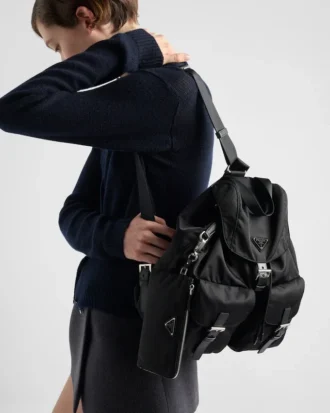 Mochila mediana de Re-Nylon con bolsillo