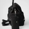 Mochila mediana de Re-Nylon con bolsillo Mochila mediana de Re-Nylon con bolsillo