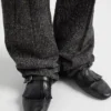 Mules de cuero envejecido Shuffle con correa con hebilla y flecos Mules de cuero envejecido Shuffle con correa con hebilla y flecos