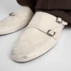 Mules Shuffle de doble hebilla con correa de cuero envejecido Mules Shuffle de doble hebilla con correa de cuero envejecido