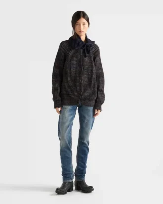 Pantalones de mezclilla con ribete y corte cónico