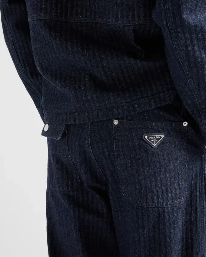 Pantalones de mezclilla de corte ancho con diseño en forma de V Pantalones de mezclilla de corte ancho con diseño en forma de V