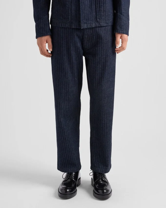 Pantalones de mezclilla de corte ancho con diseño en forma de V Pantalones de mezclilla de corte ancho con diseño en forma de V