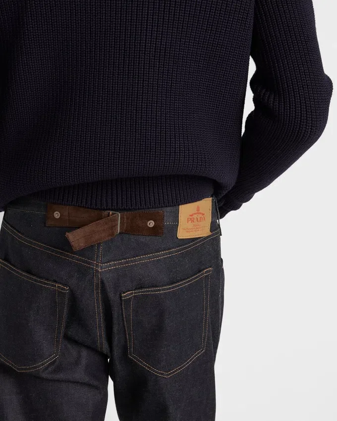 Pantalones de mezclilla sin tratar con tira de cuero Pantalones de mezclilla sin tratar con tira de cuero