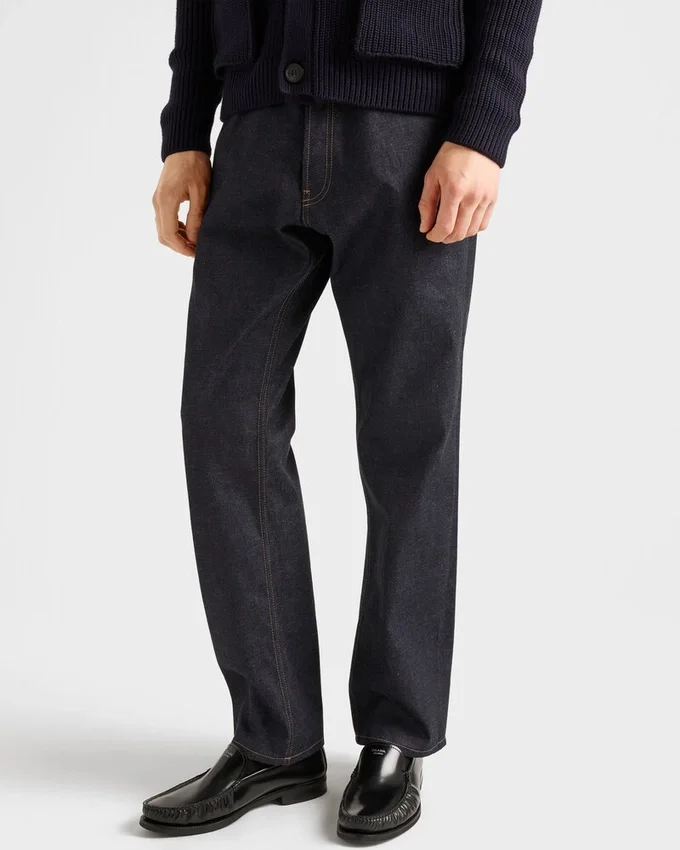 Pantalones de mezclilla sin tratar con tira de cuero Pantalones de mezclilla sin tratar con tira de cuero